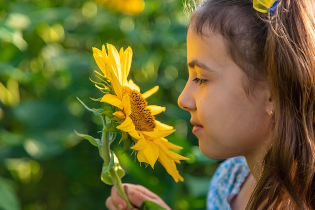 Un bambino in un campo di girasoli Ucraina Messa a fuoco selettiva