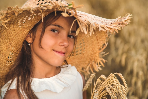 Un bambino in un campo di grano. Messa a fuoco selettiva.