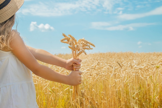 Un bambino in un campo di grano.