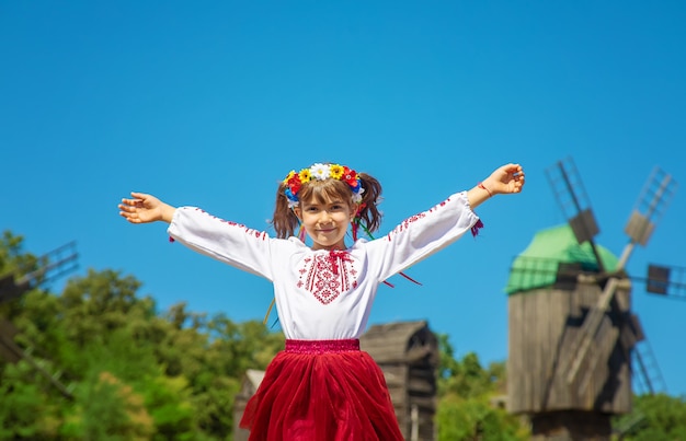 Un bambino in un costume nazionale ucraino