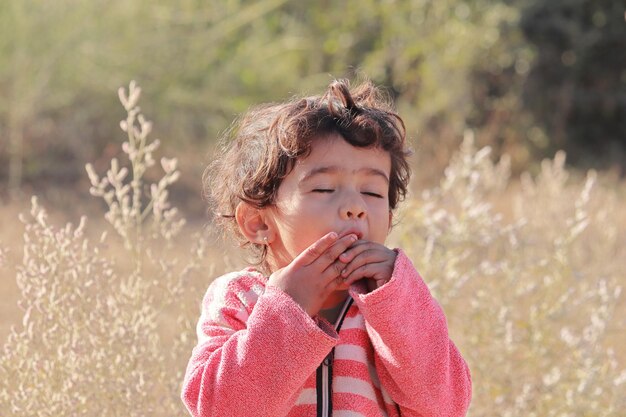 Un bambino indiano che si diverte con i frutti nella foresta dell'India