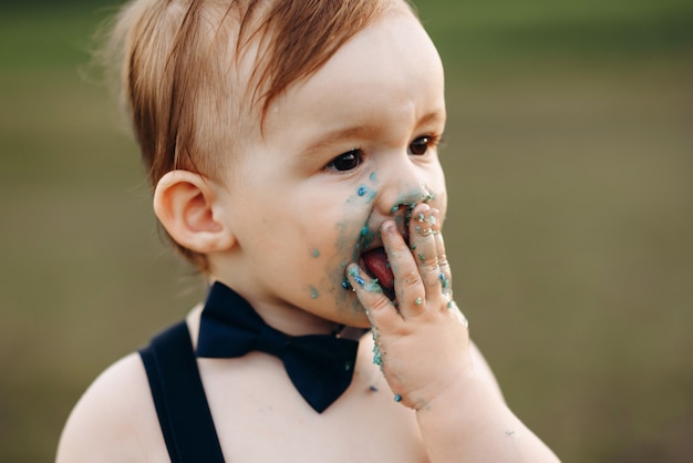 un bambino mangia la torta a mano