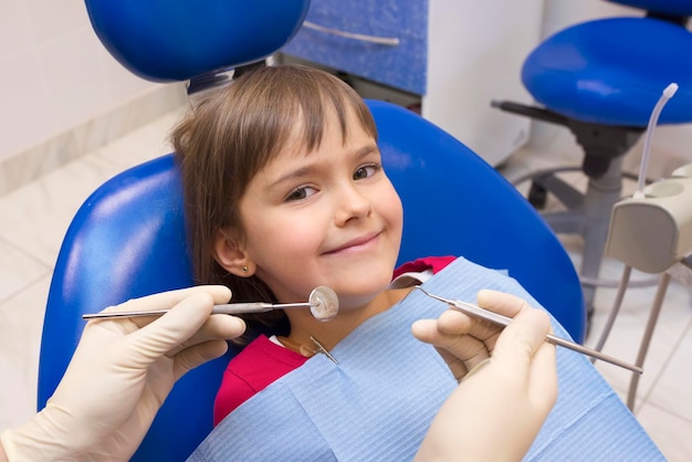 Un bambino paziente seduto in uno studio dentistico Medicina odontoiatria e assistenza sanitaria