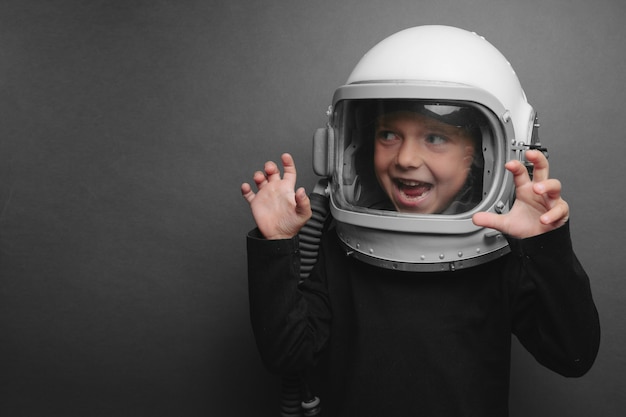 Un bambino piccolo che indossa il casco da astronauta