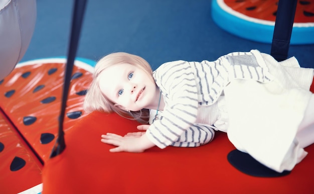 Un bambino piccolo sta giocando con accessori giocattolo