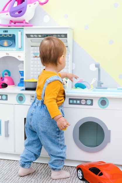 Un bambino piccolo sta giocando nella cucina dei bambini