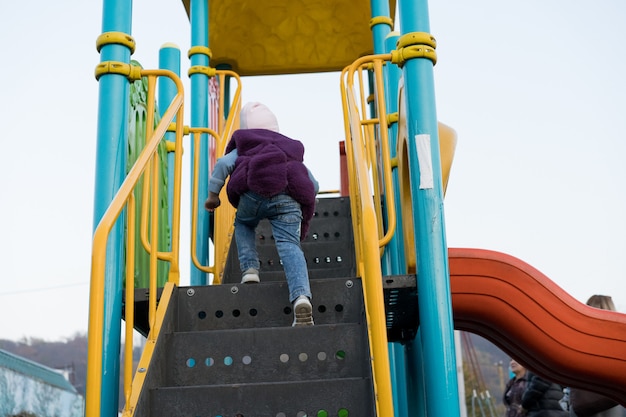 Un bambino sale per un giro di divertimento