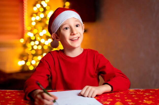 Un bambino scrive una lettera a Babbo Natale