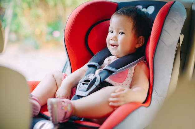 un bambino seduto nel seggiolino per sicurezza