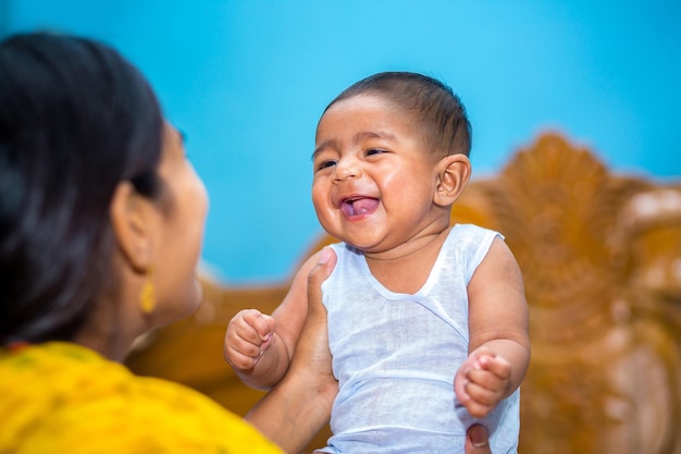 Un bambino si sta divertendo con sua madre a casa