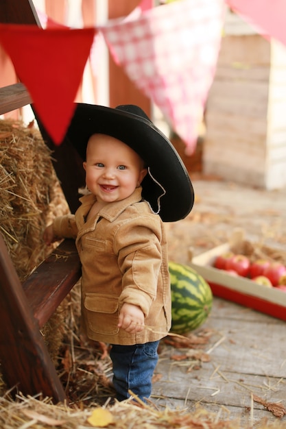 Un bambino sorridente che indossa un cappello da cowboy