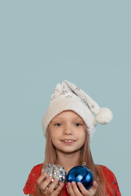 Un bambino sorridente in un cappello di Babbo Natale Copia spazio Vacanze di Natale ed eventi