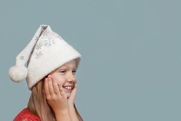 Un bambino sorridente in un cappello di Babbo Natale Vacanze ed eventi di Natale Copia spazio