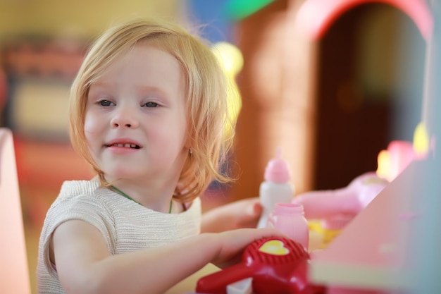 Un bambino sta giocando con un giocattolo