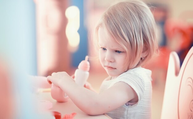 Un bambino sta giocando con un giocattolo