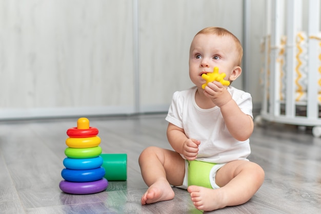 Un bambino sta giocando sul pavimento