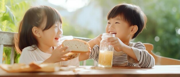 un bambino sta mangiando pane e l'altro sta tenendo un pane