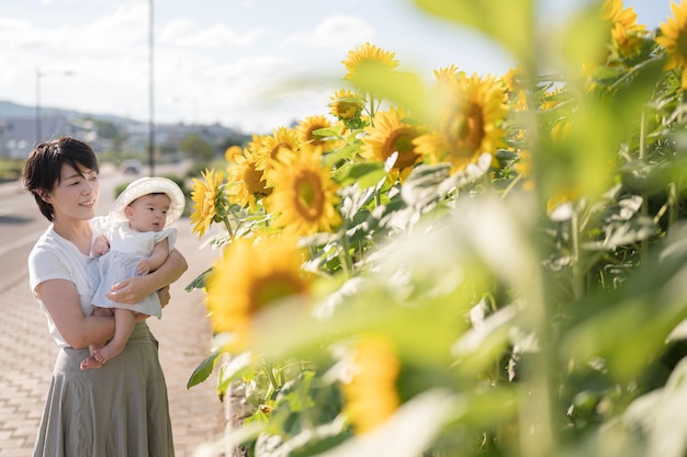 Un bambino tiene un bambino in un campo di girasoli