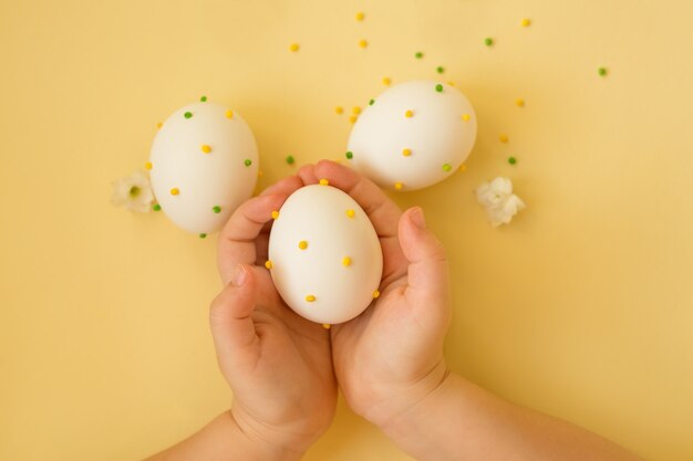 Un bambino tiene un uovo di Pasqua nelle sue mani.