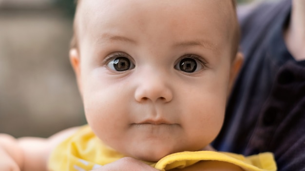 Un bambino tra le braccia di un adulto