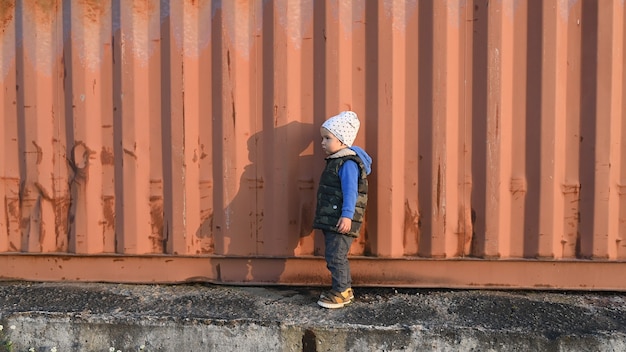 un bambino vicino a un container