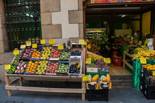 Un banco di frutta vicino a un negozio a Bilbao Il Cammino del Nord di San Giacomo in Spagna
