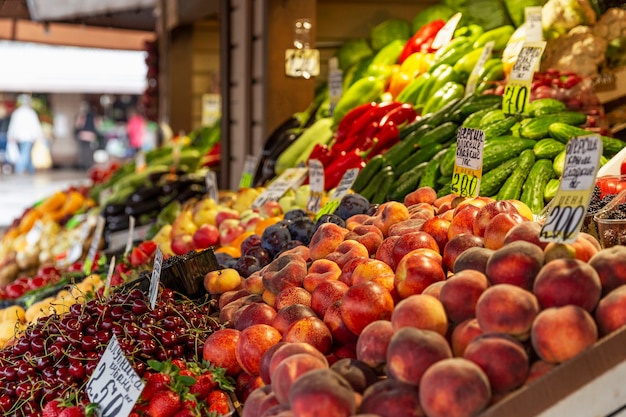 Un bancone con una varietà di frutti maturi sul mercato. Vitamine e cibo sano. Vista laterale.