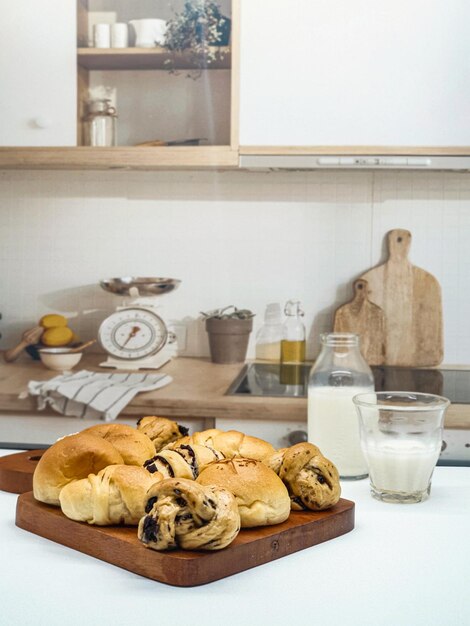 Un bancone della cucina con sopra un piatto di pane e una bottiglia di latte.