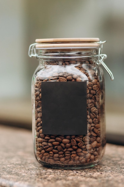 Un barattolo di chicchi di caffè posto per il testo