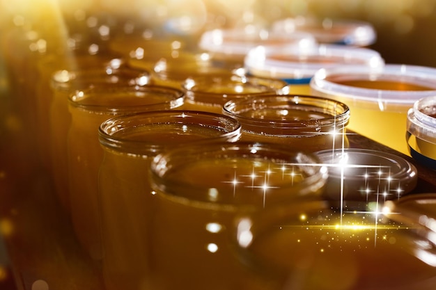 Un barattolo di dolce miele in barili sono conservati su un ripiano della dispensa cibi dolci e prelibati