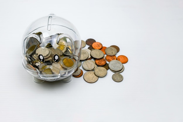 Un barattolo di vetro con monete e dentro una moneta con scritto "monete".