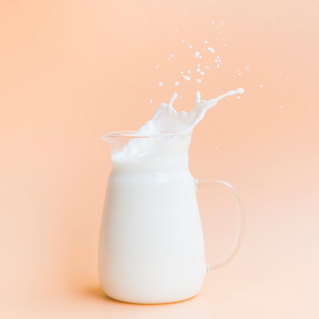 Un barattolo di vetro pieno di latte.