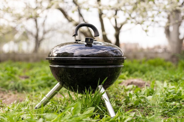 Un barbecue vuoto si trova nel cortile