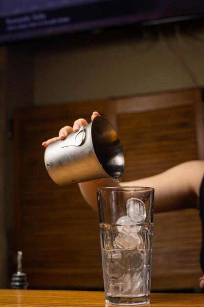 Un barista prepara un cocktail al bar del ristorante