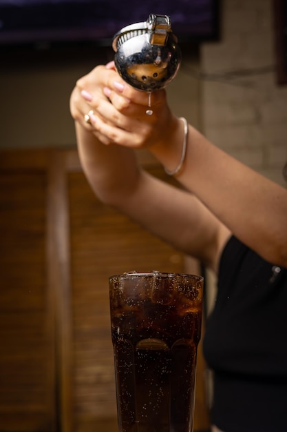 Un barista prepara un cocktail al bar del ristorante