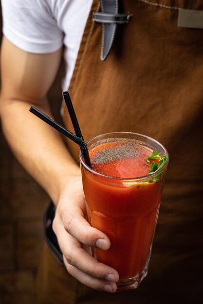 Un barista prepara un cocktail al bar del ristorante