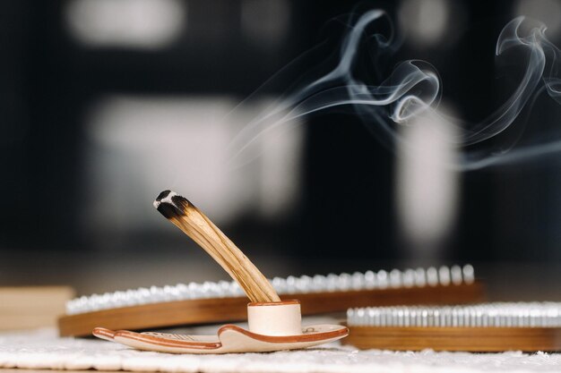 Un bastone fumante Palo Santo e tavole con chiodi per lezioni di yoga