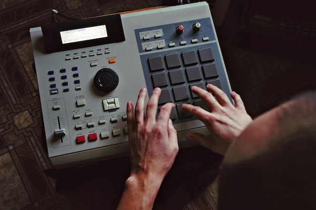 Un beatmaker di un compositore hip hop crea i ritmi su un controller di produzione digitale con pulsantiere Il DJ riproduce i ritmi dal vivo sul controller del pad di un'apparecchiatura audio digitale Musica rap