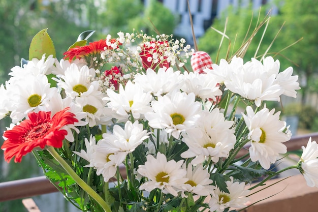 Un bel bouquet di crisantemi bianchi primo piano