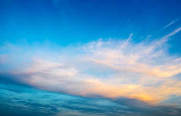 Un bel cielo azzurro al tramonto