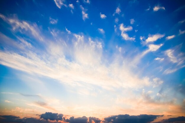 Un bel cielo si annuvola nella natura in un'atmosfera di aria pulita