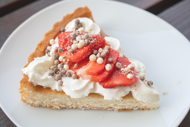 Un bel dolce di pan di spagna e crema di fragole