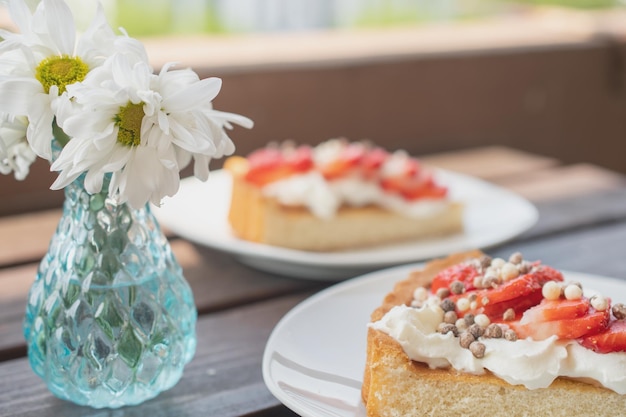 Un bel dolce di pan di spagna e crema di fragole