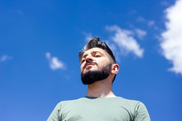 un bel ragazzo nella natura gay solitario