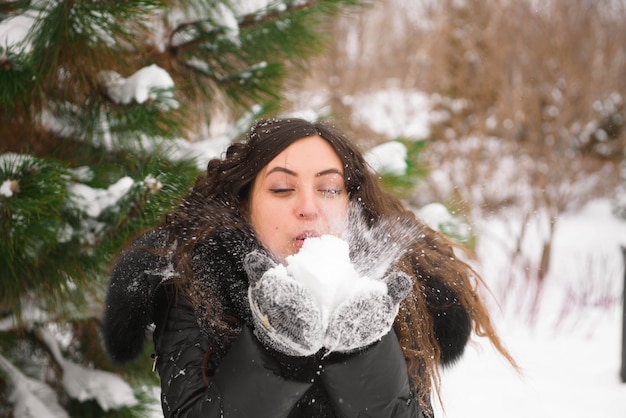 Un bel ritratto all'aperto della donna incinta in natura nevosa