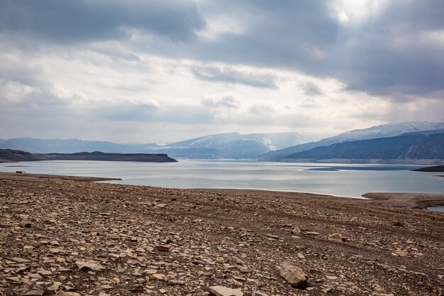 Un bel serbatoio in montagna Siccità a basso livello dell'acqua e bei modelli sono visibili