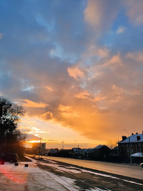 Un bel tramonto arancione sulla strada della città con le automobili