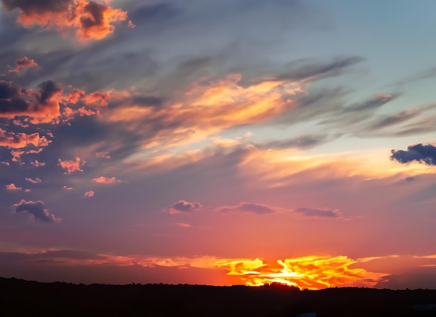 Un bel tramonto con un cielo nuvoloso e bruciante.