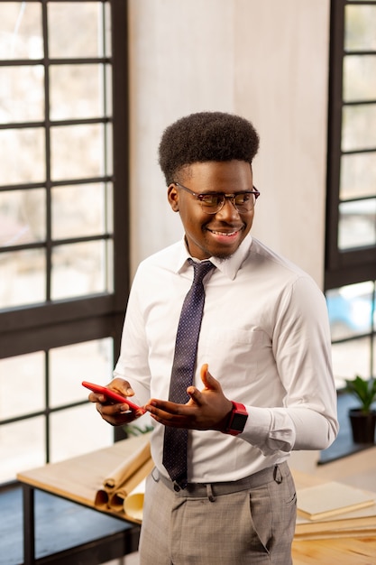 Un bell'uomo che sorride mentre ha successo sul lavoro