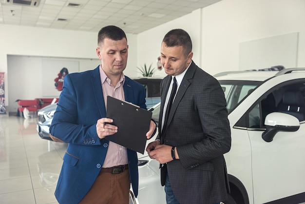 Un bell'uomo è venuto dal concessionario di automobili per guardare l'auto e ha chiesto al consulente quale modello sarebbe stato il migliore